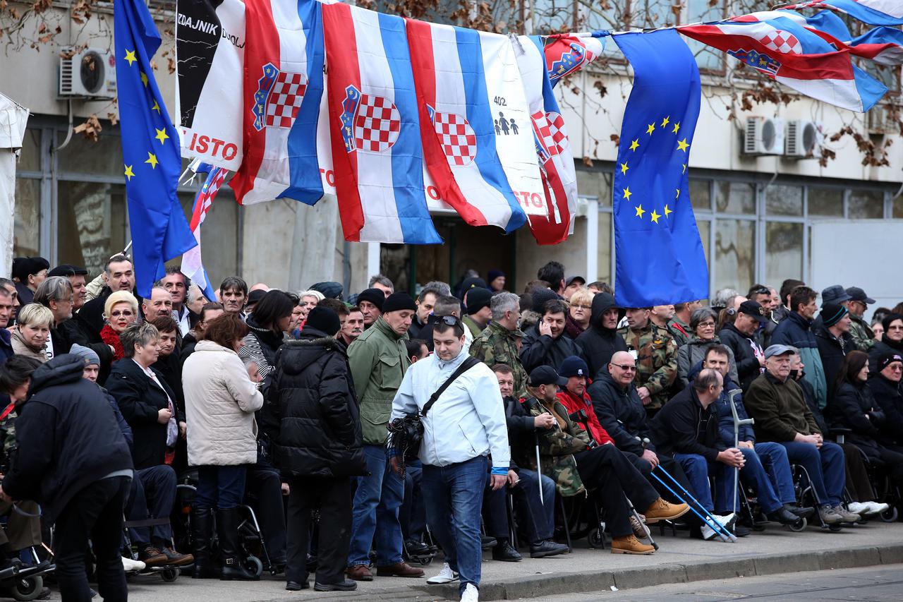 21.02.2015.,  Zagreb - Branitelji koji prosvjeduju u Savskoj 66 ispred Ministarstva branitelja ocekuju antiprosvjednike kojega je organizirao pokret Occupy Croatia pod nazivom Stop teroru satorasa.  Photo: Robert Anic/PIXSELL