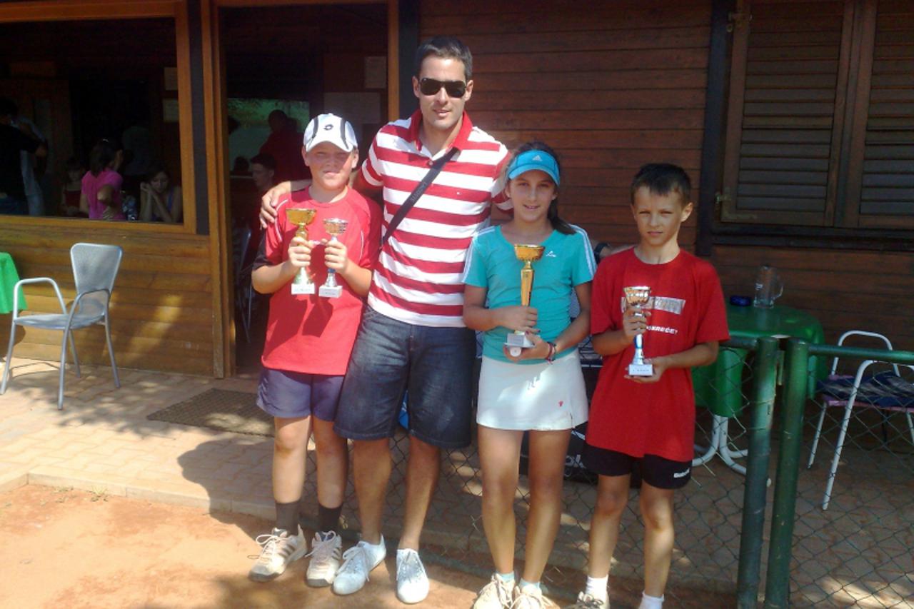 'sport, 08.10.2009., varazdin, mladi tenisaci teniskog kluba varteks, hrvoje puklavec, trener marko dugand\\u009Eic, ena kocijan i ivan cepin, pobjednici turnira u virovitici u pojedinacnoj konkurenci