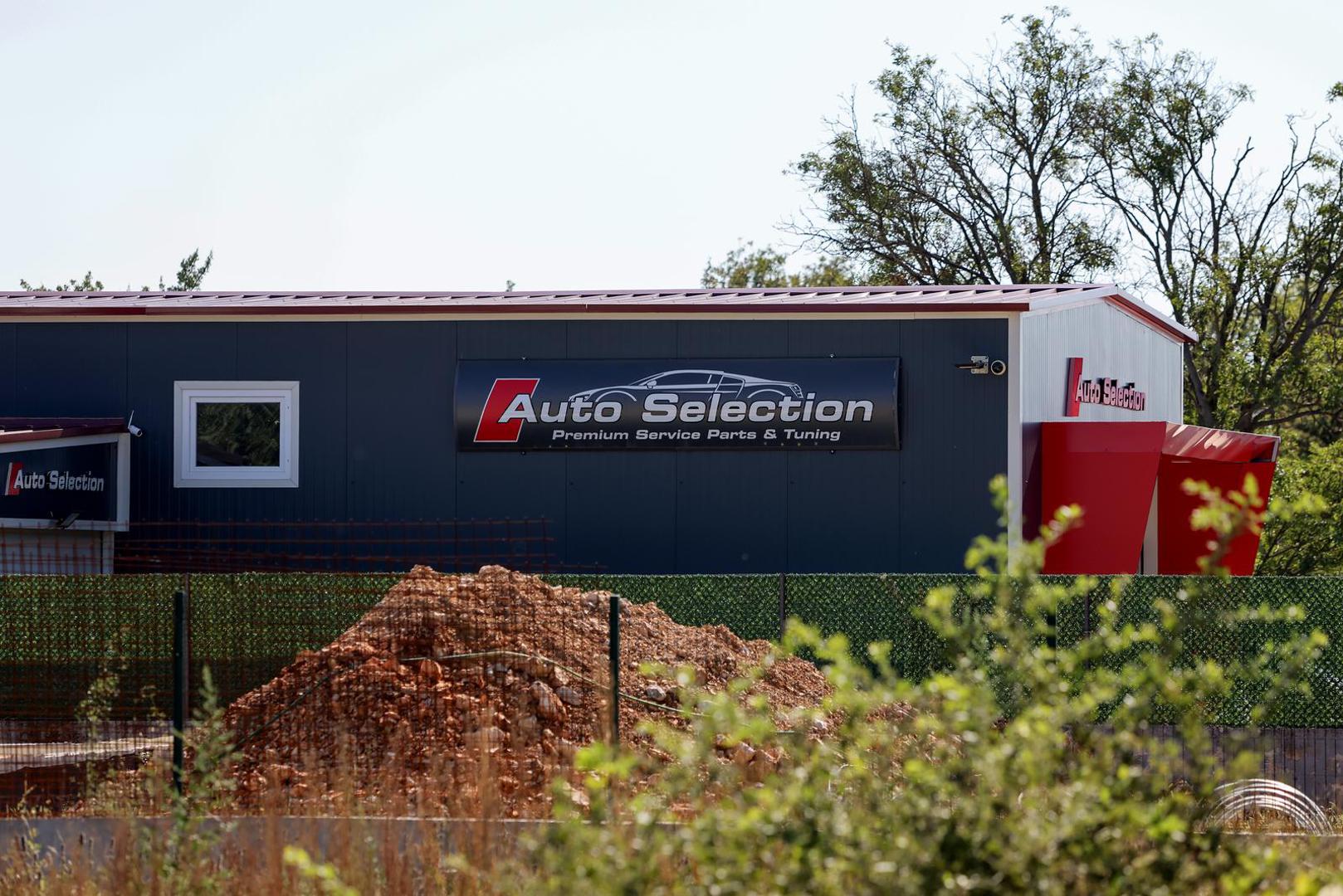 04.09.2025., Brisevo - Ocevid na mjestu na kojem je upucan vlasnik autosalona Photo: Sime Zelic/PIXSELL