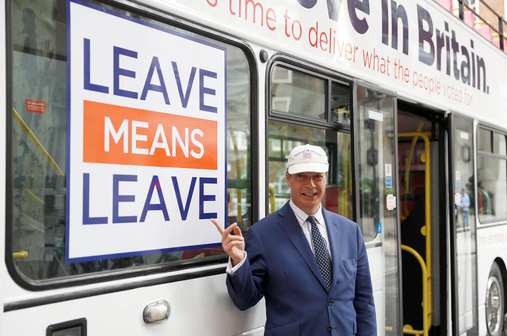 “Izlazak znači izlazak”
Oni koji su glasali za Brexit kažu da ih premijerka pokušava prevariti, tako i Nigel Farage