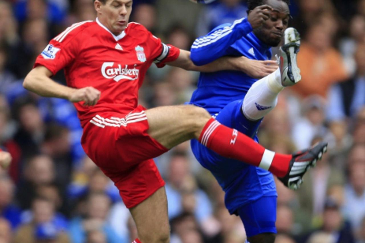 'Chelsea\'s Michael Essien challenges Liverpool\'s Steven Gerrard (L) for the ball during their English Premier League soccer match at Stamford Bridge in London October 4, 2009.  REUTERS/Jed Leicester