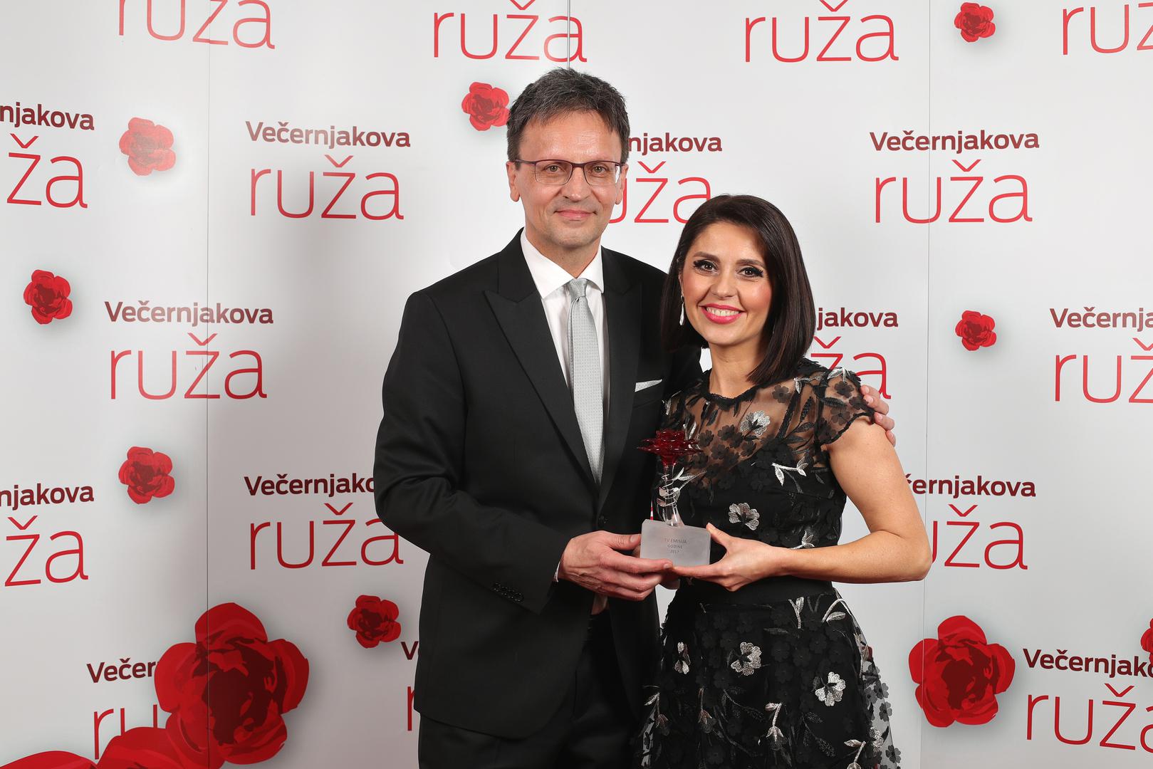 Ruža za TV emisija godine otišla je Dnevniku Nove TV, a nagradu su preuzeli Marija Miholjek i Saša Kopljar