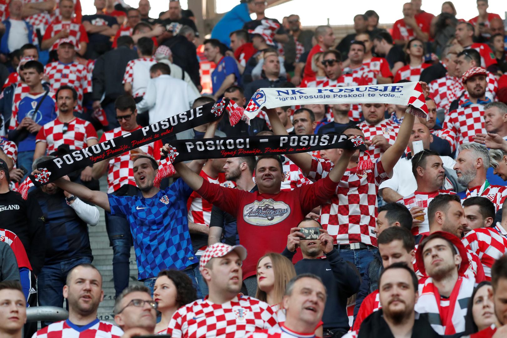 Stadion prima oko 22 tisuće ljudi, a na tribinama je 1200 hrvatskih navijača