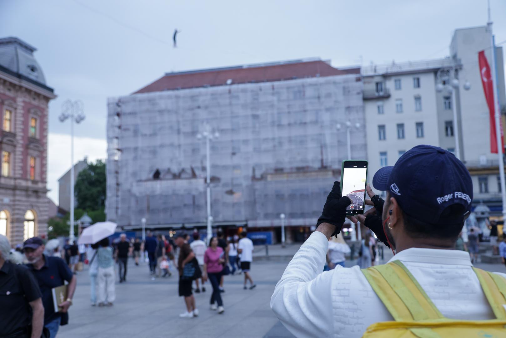 Hod po žici održava se u sklopu uličnog festivala Cest is d' best.
