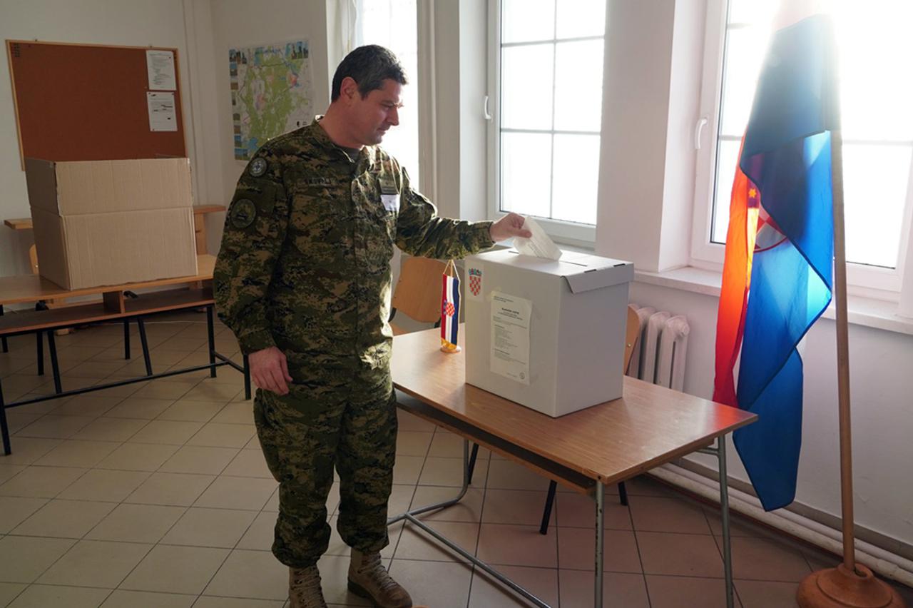 Vojnici glasaju