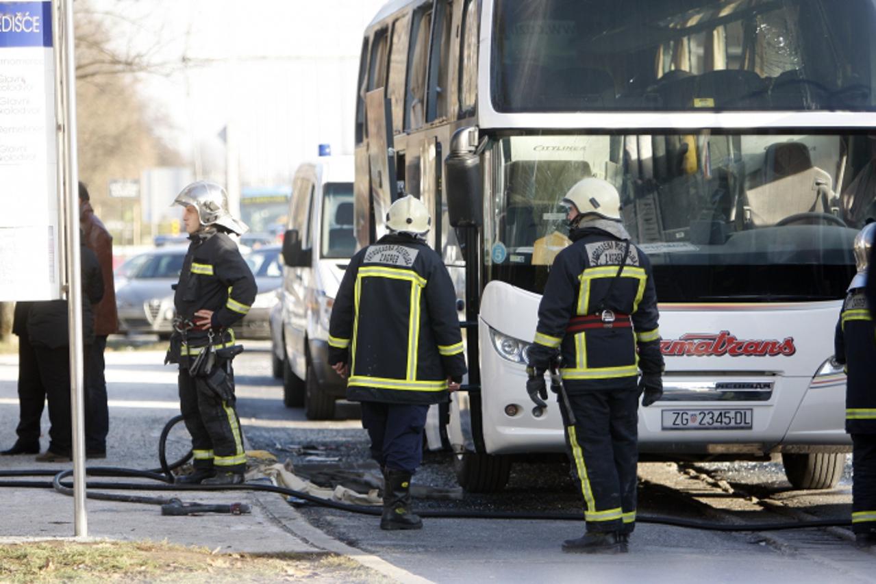 \'14.12.2010., Av. Dubrovnik, Zagreb - Nepoznati napadaci napali autobus sa navijacima grckog nogometnog kluba Paok s kojim nk Dinamo igra odlucujucu utakmicu za prezimljavanje u europi. Policija trag