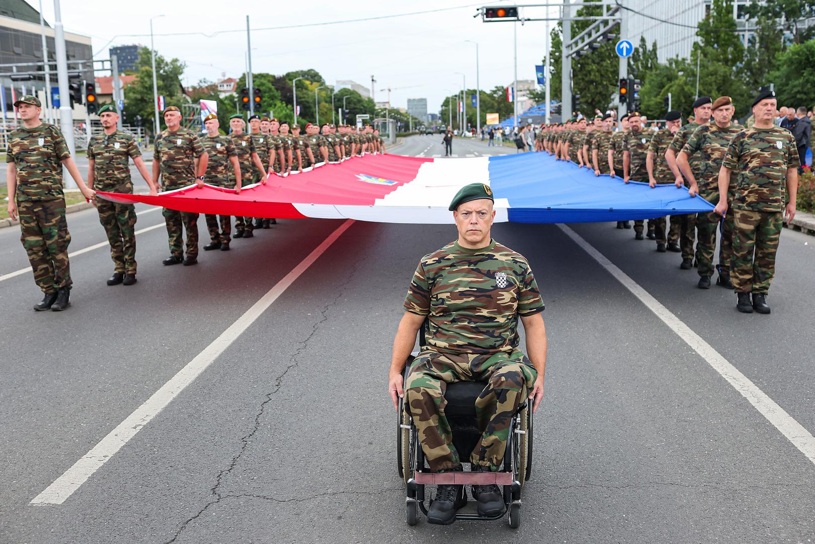 Pripreme za ovaj spektakularni događaj traju još od studenog prošle godine, a proba je poslužila za finalnu sinkronizaciju svih sudionika. Na njoj je sudjelovalo oko 1500 pripadnika pješaštva i 231 vozilo, što je tek dio onoga što Hrvatsku očekuje u četvrtak. 