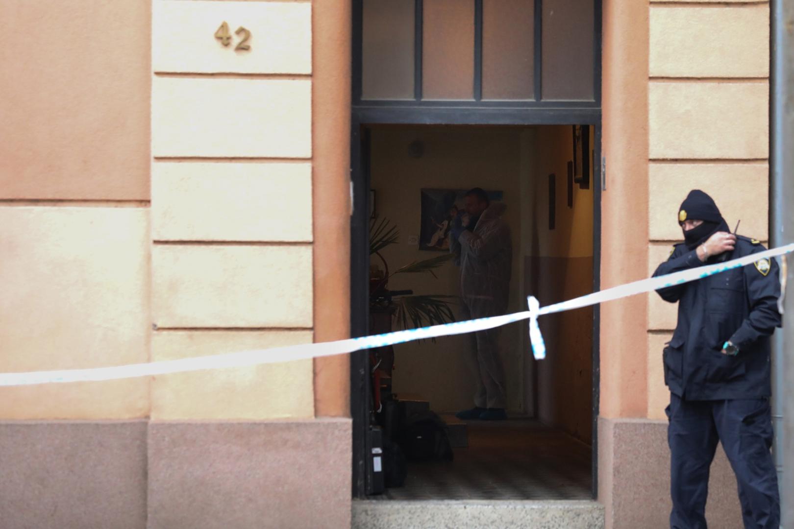 19.04.2021., Osijek - U 16.50 sati u Reisnerovoj ulici na broju 42, u Osijeku, pronadjeno je mrtvo tijelo muskarca starosti 74 godine i tesko ozlijedjenog muskarca u dobi od 39 godina. Ocevid je u tijeku. Photo: Dubravka Petric/PIXSELL