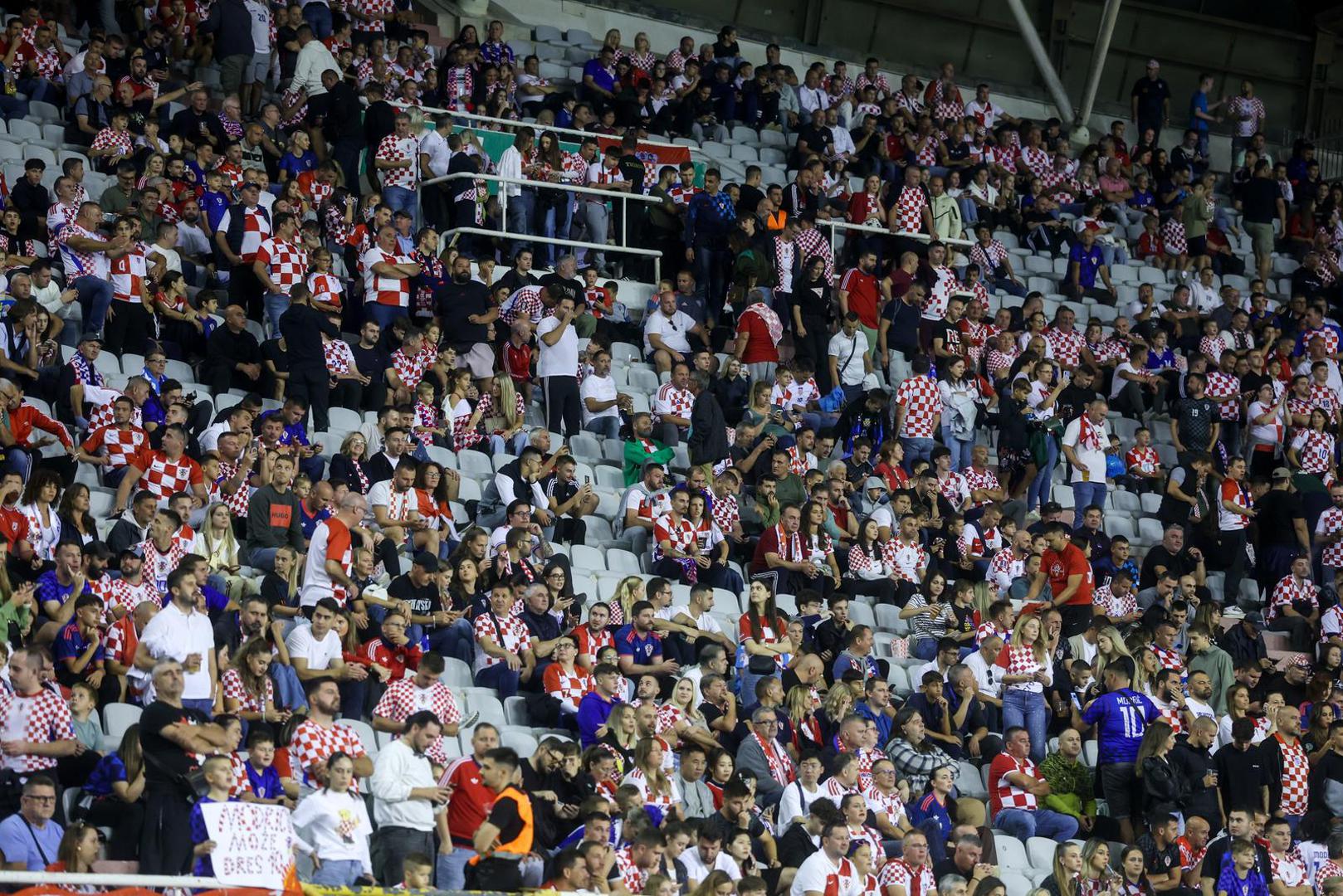 Poljudom se zatim prolomio glasni aplauz pa tako hrvatski navijači nisu propustili nakloniti se zvijezdi Barcelone. 