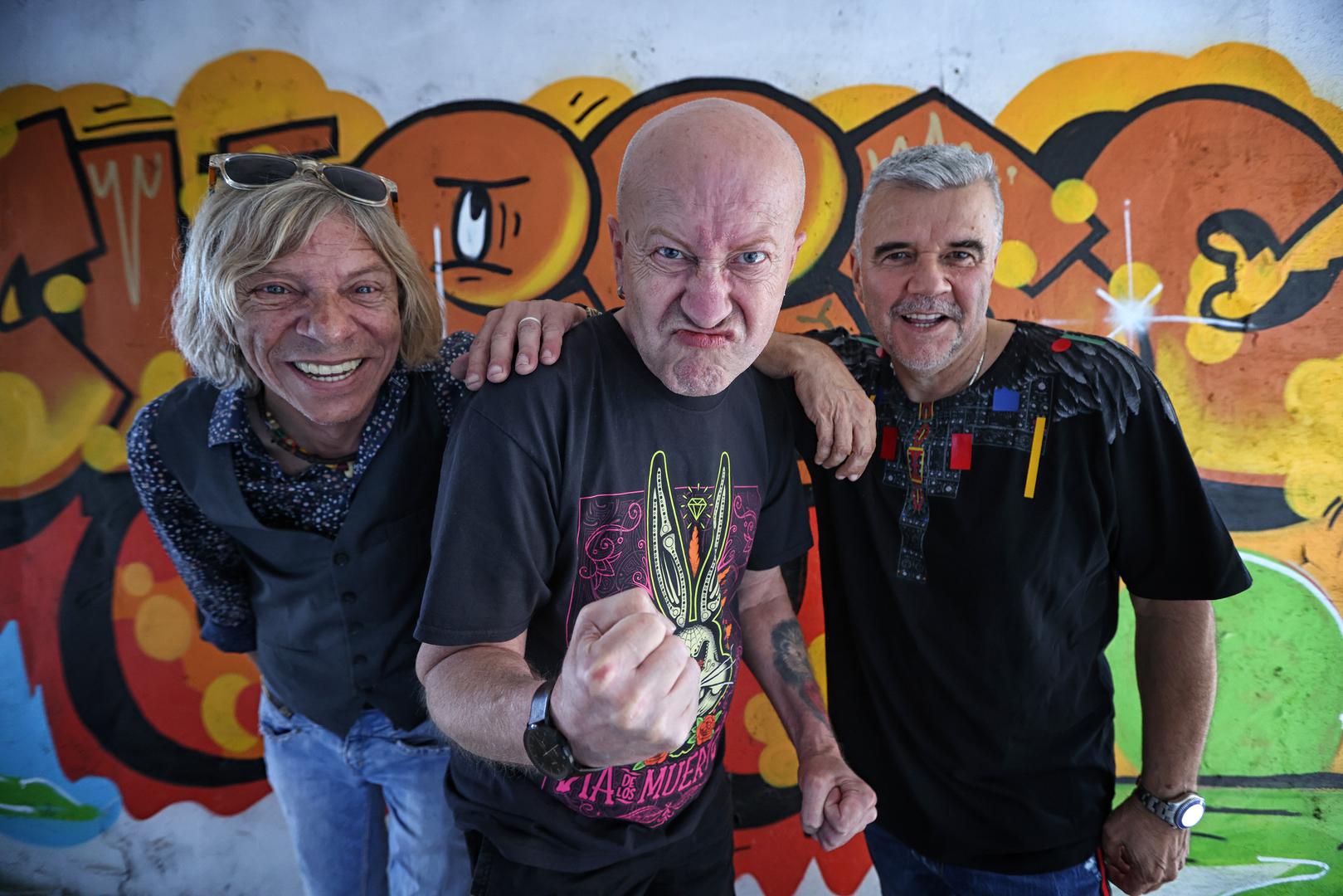 - Želja mi je da nam se pridruži Nino Hrastek jer tako bismo, osim Kralje, tada bili u bendu mi svi osnivači Prljavog kazališta i ekipa s prvog i drugog albuma. Tu smo se negdje i pozicionirali, jer ćemo svirati onako kako je Prljavo kazalište zvučalo od 1977. godine do 1981. godine to jest od prvog albuma do "Crno bijelog svijeta", dodao je Fileš. 