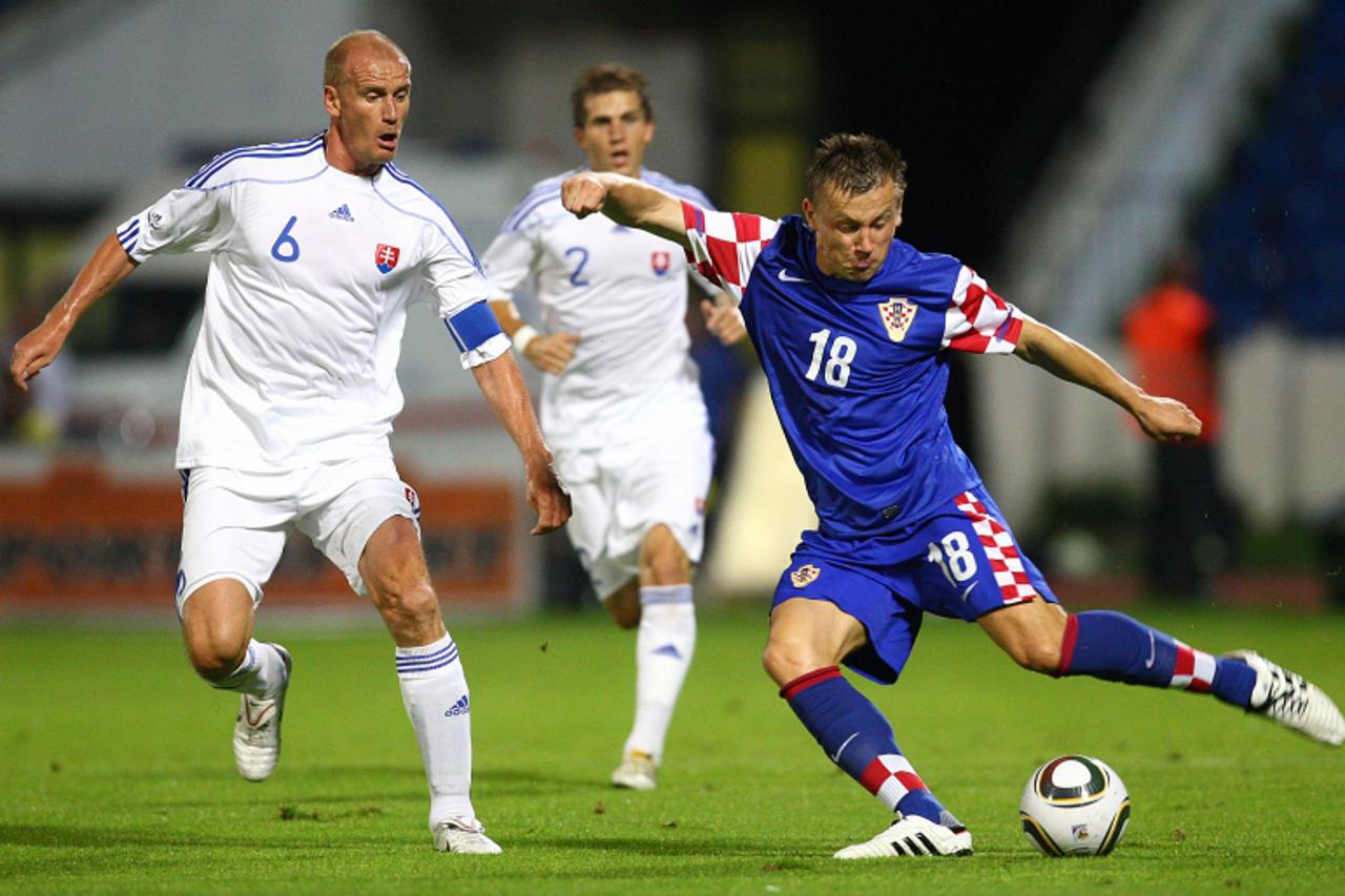 '11.08.2010., Bratislava - Gradski stadion. Odigrana je prijateljska nogometna utakmica Slovacka - Hrvatska. Miroslav Karhan, Ivica Olic.  Photo: Igor Kralj/PIXSELL'