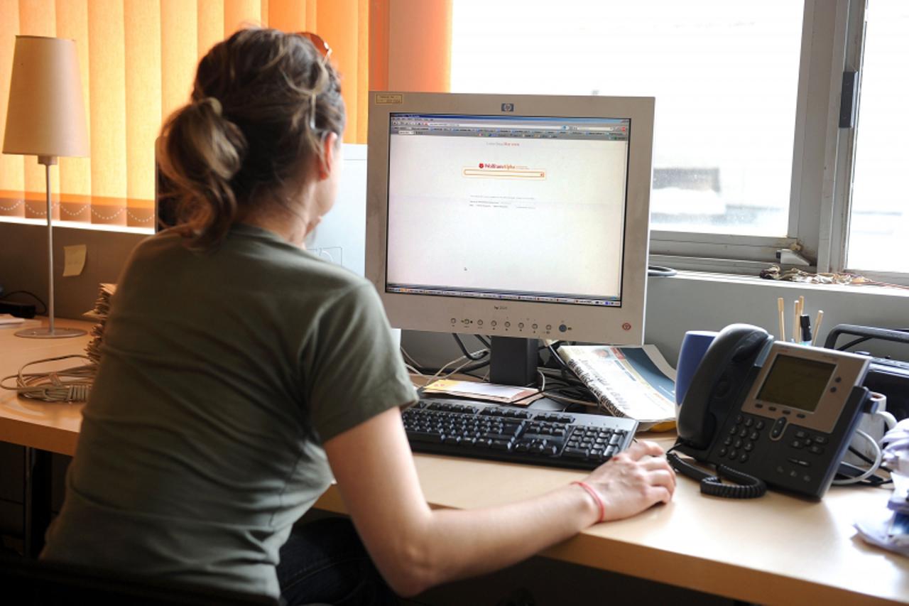 'unutrasnja...Zagreb...12.05.2009.    redakcija, pc, kompjuter, internet, WolframAlpha,  Photo: Goran Stanzl/Vecernji list'