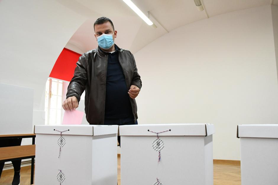 Bjelovar: Kandidat za gradonačelnika Dario Hrebak na glasovanje stigao s obitelji