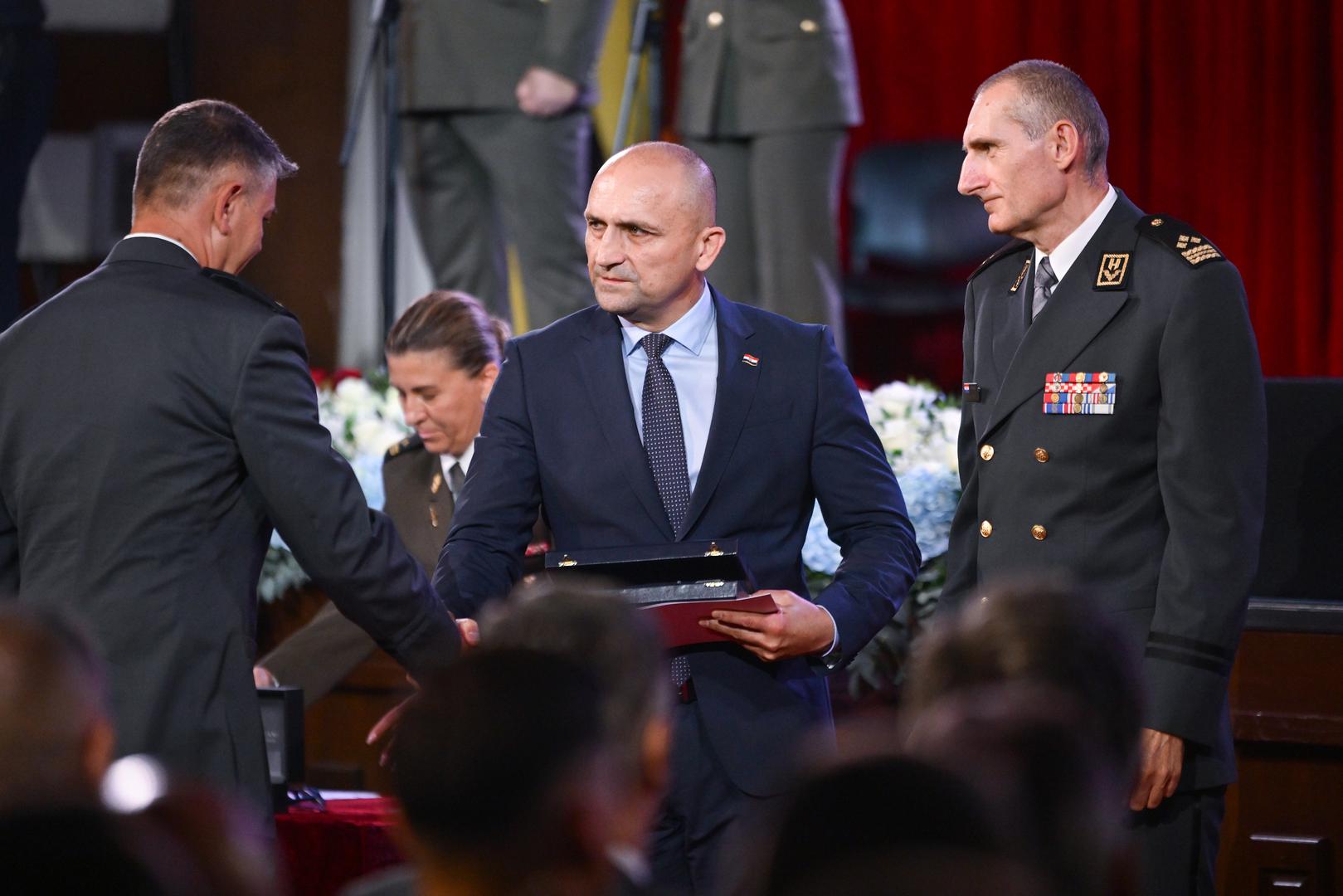 Hrvatska vojska uz policiju institucija je koja ima najviše povjerenja kod hrvatskih građana, što je itekako važno u ovim vremenima kada je sigurnost doista pitanje broj 1 na globalnoj karti, kazao je novinar Šime Vičević u izravnom javljanju za Dnevnik.

