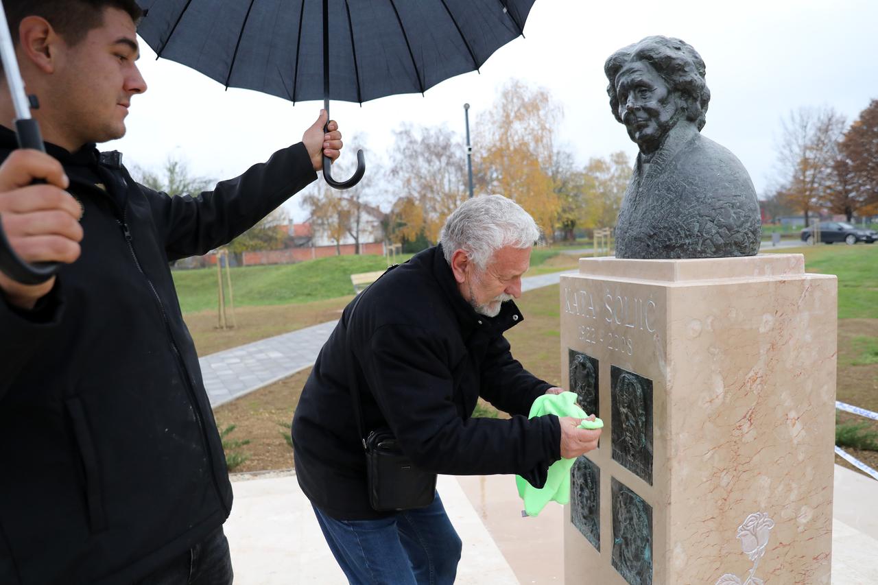 Vukovar: Postavljanje spomenika Kati Šoljić i njenih sinova
