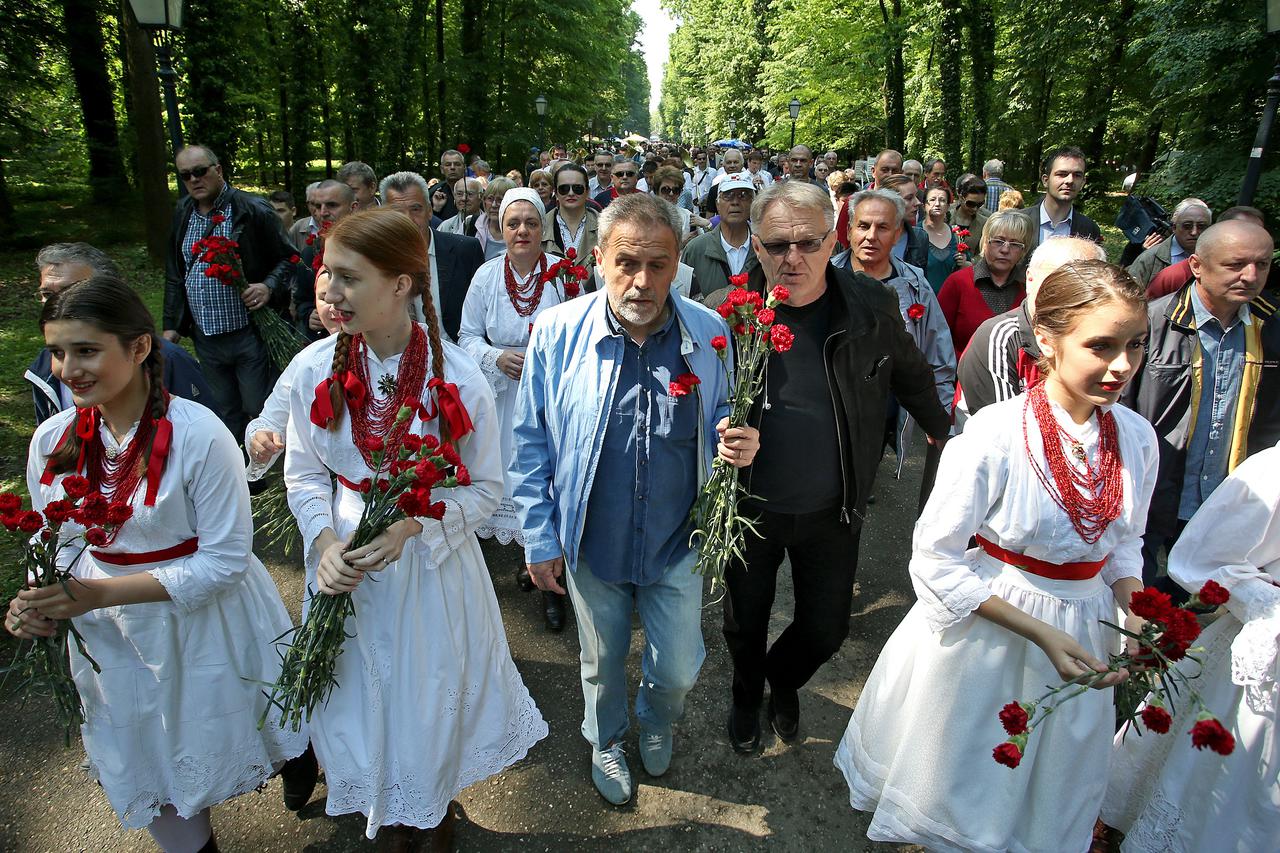 01.05.2014., Zagreb - Gradonacelnik Milan Bandic sa suradnicima dijelio je karanfile u parku Maksimir povodom proslave Praznika rada.  Photo: Igor Kralj/PIXSELL