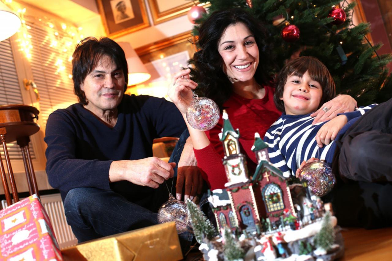 '20.12.2012., Zagreb - Vlado Kalember i Ana Rucner u svom domu sa sinom Darianom ukrasavaju bozicno drvce. Photo: Slavko Midzor/PIXSELL'