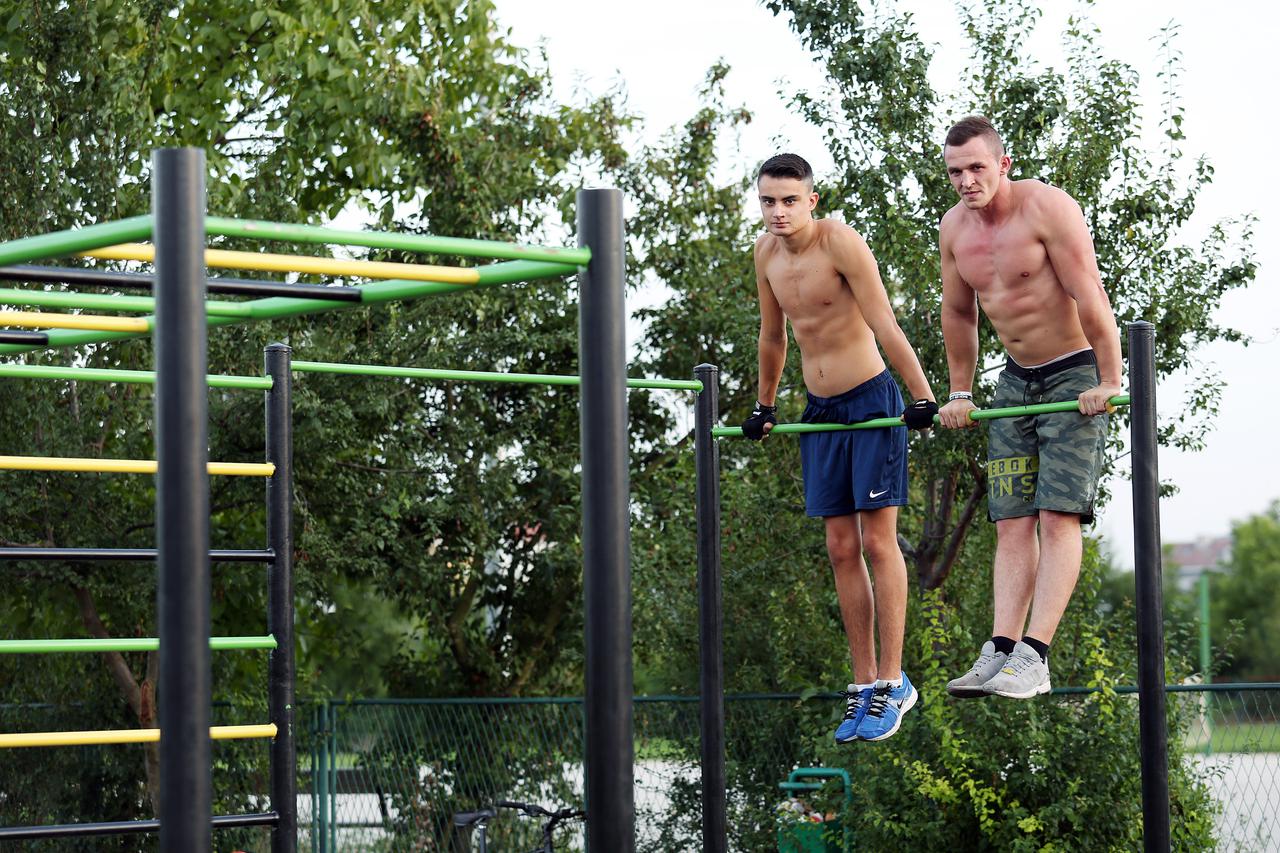 15.09.2015., Zagreb, Gornja Dubrava - Decki iz Trnovcice su skupili novce za workout sprave, a gradska cetvrt im je izgradila podlogu za park. Sada se okupljaju gradjani raznih uzrasta i vjezbaju na tim spravama.  Photo: Goran Jakus/PIXSELL