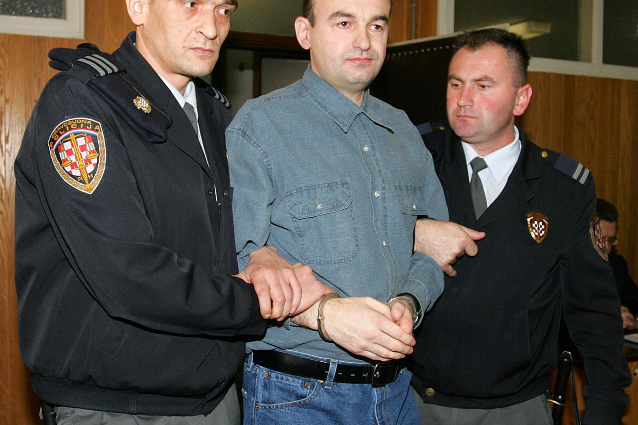 23.03.2005., Sisak - Sudjenje na Zupanijskom sudu. Vlastimir Kihalic (37) je oko 17 sati najprije ubio suprugu Zeljku (39), a onda je pobjegao njezinim automobilom. Sat vremena kasnije Kihalic dolazi u Ulicu Drazena Petrovica gdje pred ocima maloljetne dj