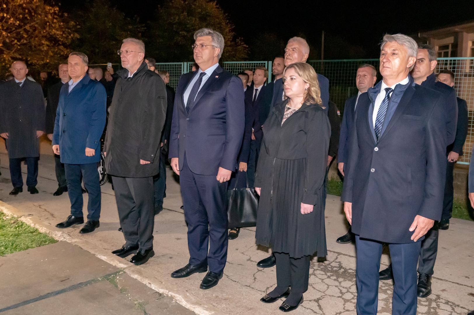 17.11.2022., Skabrnja - Polaganje vijenaca i paljenje svijeca uoci sutrasnje obljetnice stradavanja branitelja i civila 1991. godine. potpredsjednik Vlade i ministar unutarnjih poslova Davor Bozinovic, predsjednik Vlade RH Andrej Plenkovic, potpredsjednica Vlade Anja Simpraga Photo: Dino Stanin/PIXSELL