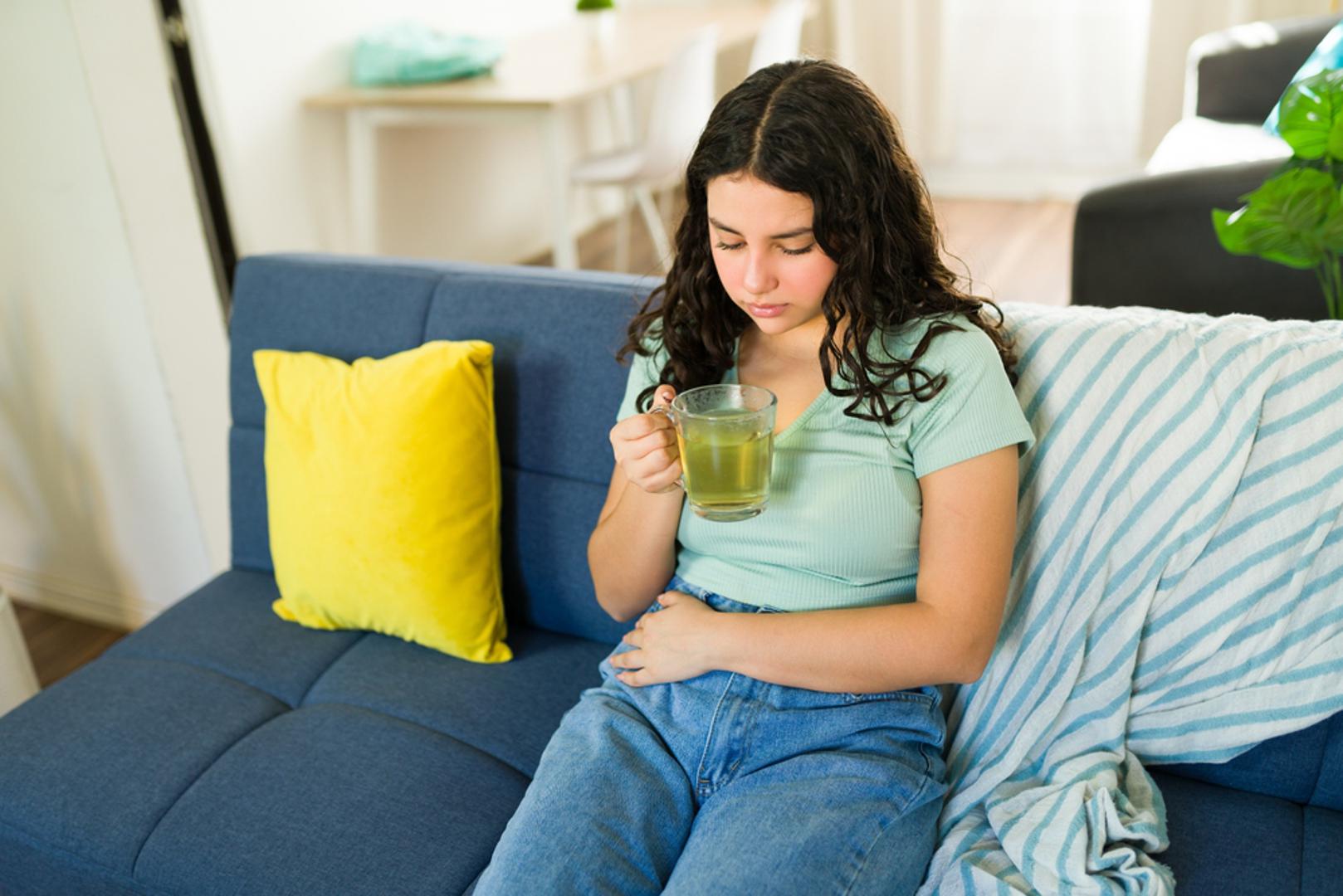 Primarna insuficijencija jajnika: Ovaj poremećaj javlja se kada se simptomi slični menopauzi pojave oko četrdesete ili ranije, iako većina ljudi u menopauzu ulazi između 45. i 55. godine. Procjenjuje se da oko jedan posto osoba prije četrdesete doživi POI, a uzroci mogu biti kirurško uklanjanje jajnika te genetski ili autoimuni čimbenici. Ako propuštate menstruacije i imate druge simptome koji upućuju na POI, važno je dogovoriti pregled i razgovarati o dijagnostici i liječenju.