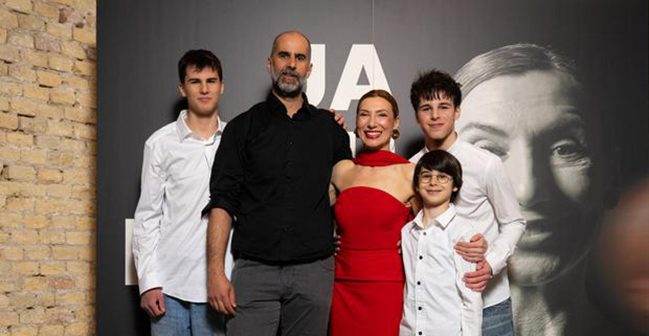 Riječ je o hrabrom i intimnom kazališnom formatu koji odmiče od klasične interpretacije teksta i ulazi u prostor osobne ispovijesti, gdje se granice između lika i glumice brišu. Upravo ta autorska iskrenost i spremnost na ogoljivanje pred publikom čine ovaj projekt posebnim – ne samo kao umjetnički iskorak u karijeri, već i kao snažan osobni statement o identitetu, profesiji i životu iza reflektora. Daria Lorenci Flat sa suprugom i sinovima