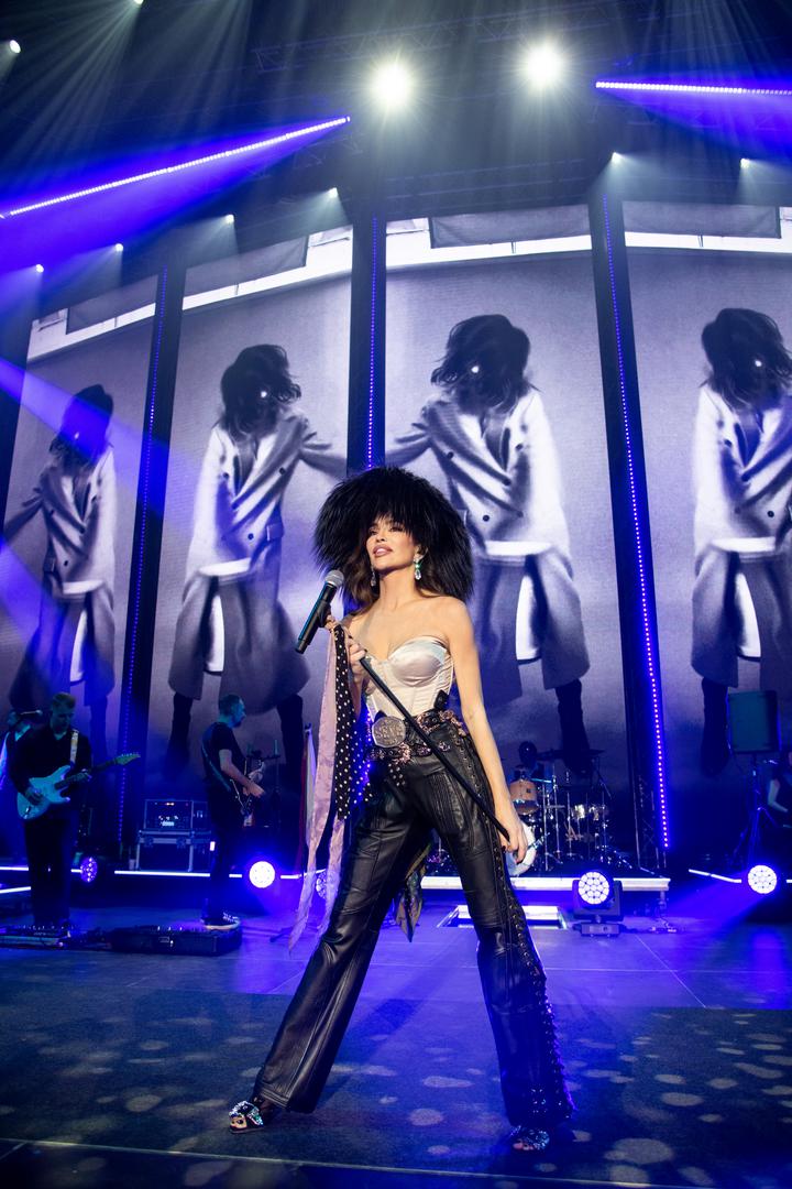  Prvi od dva rasprodana koncerta Severine u Areni Zagreb potvrdio je ono što njezina karijera već dugo pokazuje – odavno je prerasla okvire pop-zvijezde i postala istinski kulturni fenomen, umjetnica s jasnim identitetom i snažnom scenskom prisutnošću, koja kontrolira svaku dimenziju svog nastupa.