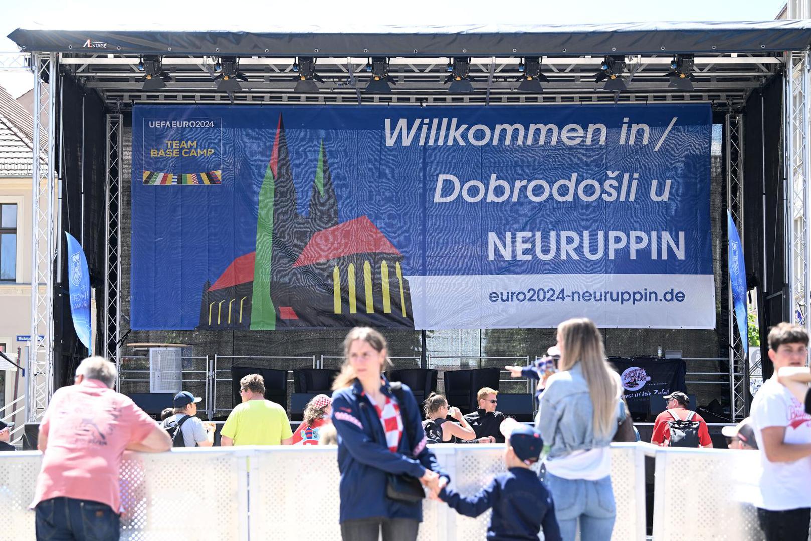 09.06.2024., Neuruppin, dolazak navijaca na trg uoci dolaska Hrvatske nogometne reprezentacije u kamp.  Photo: Marko Lukunic/PIXSELL