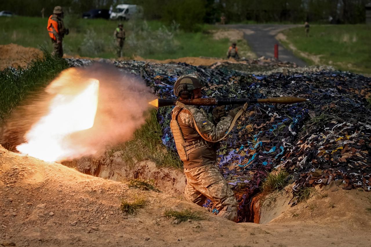 Ukrainian servicemen attend an exercise in Chernihiv region