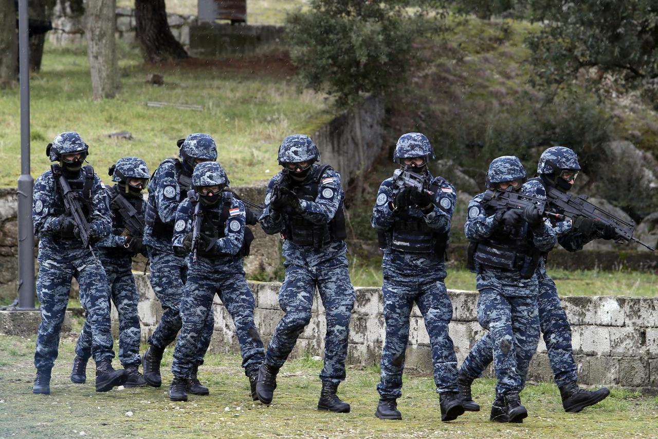 JAVNOST je zabrinuta, jer vlada opće mišljenje da je vojska jedan od najzdravijih segmenata društva, što uglavnom i odgovara istini