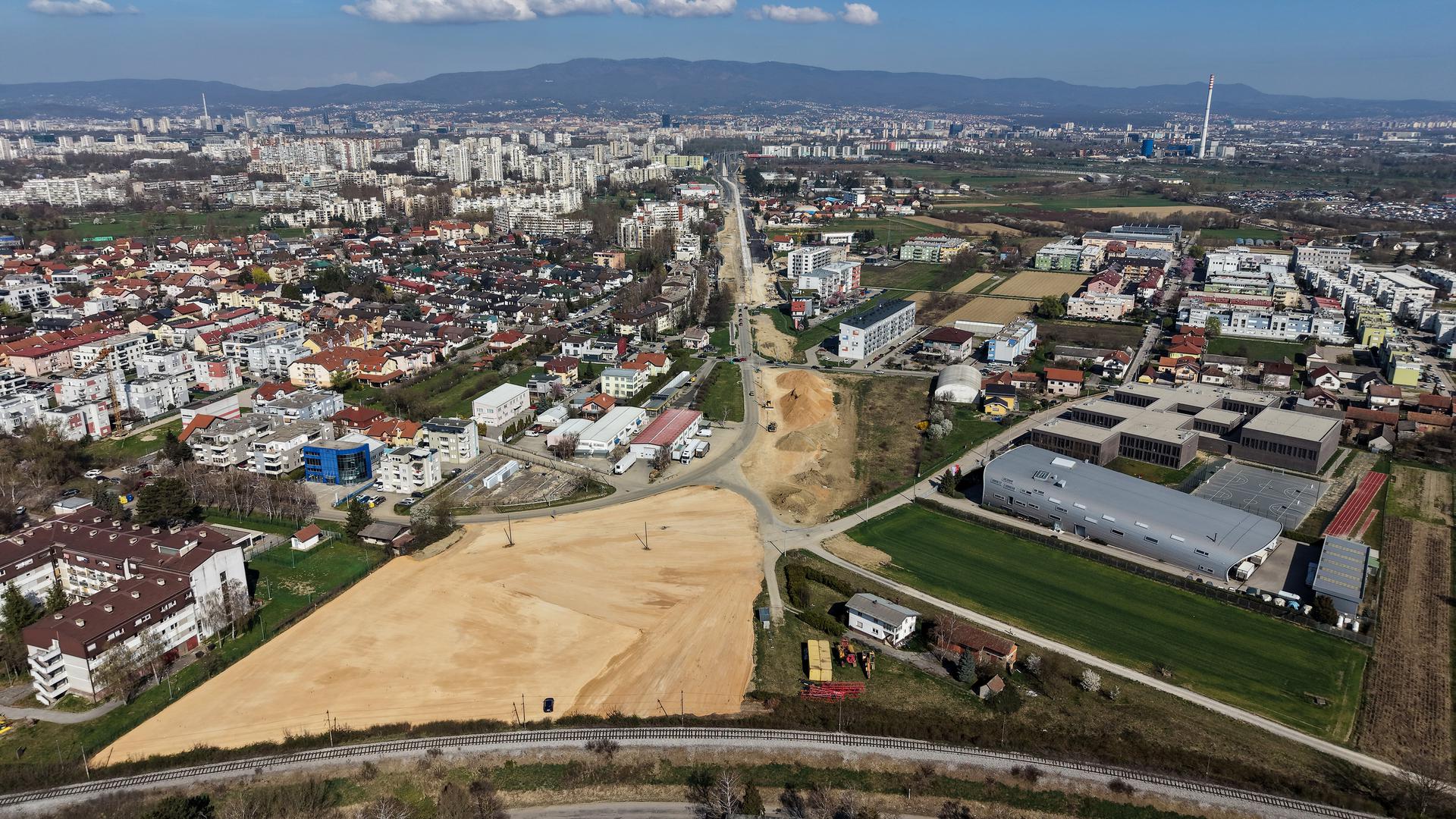Projekt obuhvaća izgradnju 1,8 kilometara ceste i 2,25 kilometara tramvajske pruge s osam novih stajališta i okretištem. Upravo na kraju Sarajevske, gdje će se nalaziti okretište tramvaja i budući nadvožnjak, snimljene su fotografije iz zraka koje najbolje prikazuju razmjere zahvata i prostor koji tek čeka završno uređenje.