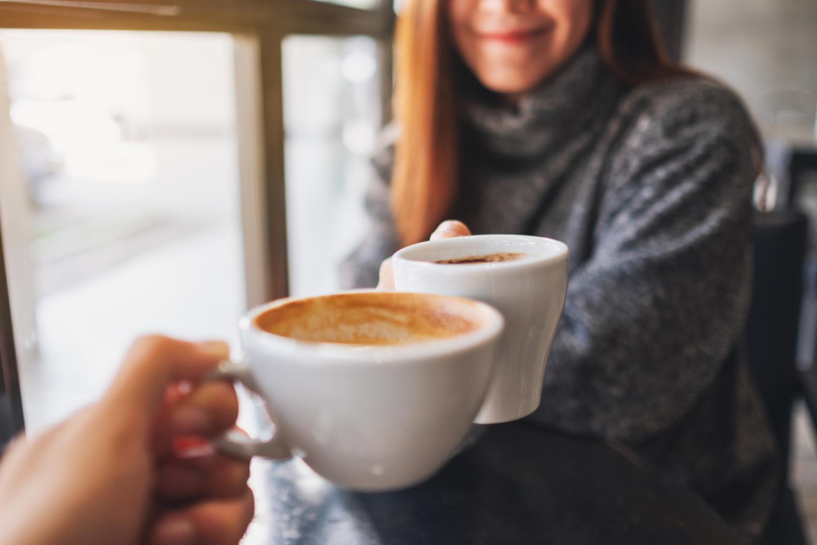Više energije i bolja koncentracija: Kofein blokira osjećaj pospanosti i pomaže da se brže razbudimo. Zato mnogi primijete bolju fokusiranost, budnost i brže razmišljanje nakon šalice kave. Najbolji učinak daje kad je pijete pametno, primjerice ujutro ili prije zahtjevnih zadataka, a ne kasno navečer.