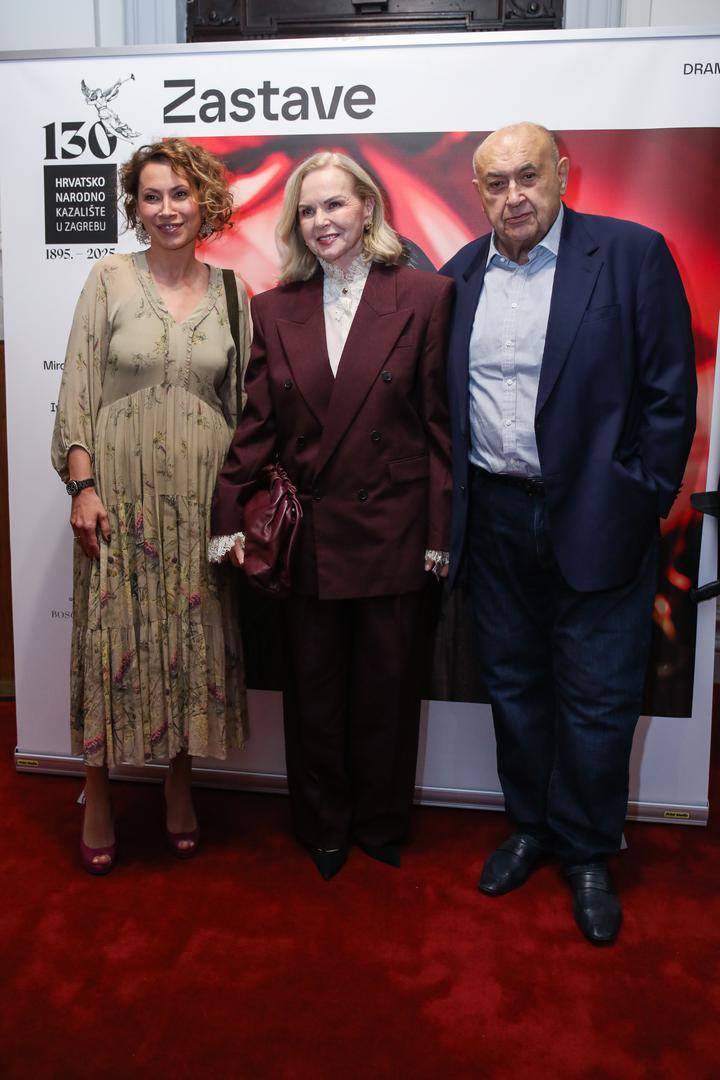 Elegantna, sofisticirana i profinjena, Jadranka Sloković je više puta dala do znanja da se i mnogo mlađe žene mogu ugledati na njezin pravi damski stil. 