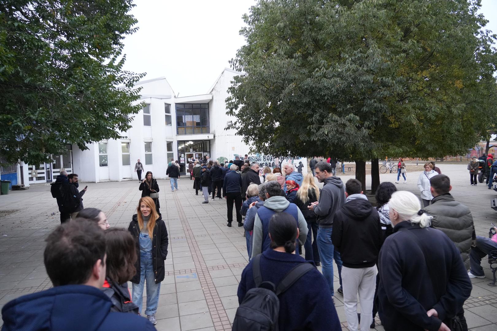 Pravo glasa ima 6.451.292 birača, koji će birati zastupnike i zastupnice za 15. saziv srbijanskog parlamenta, koji broji 250 zastupničkih mjesta.