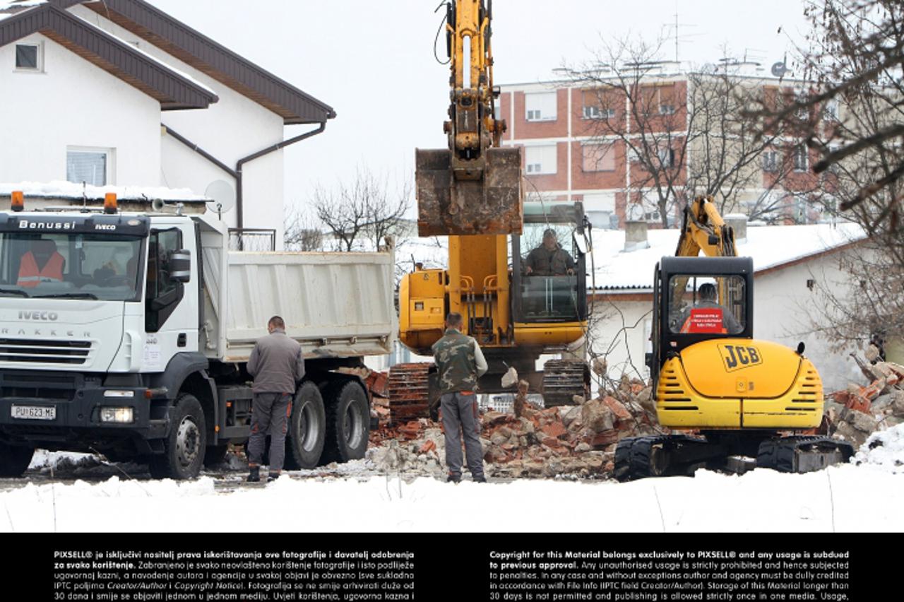 '27.03.2013., Karlovac - U ulici Hrvatske bratske zajednice bb pocelo rusenje bespravno sagradjenog objekta, dogradjenog, napustenog poslovnog prostora za koji vlasnik na vrijeme nije podnio zahtjev z