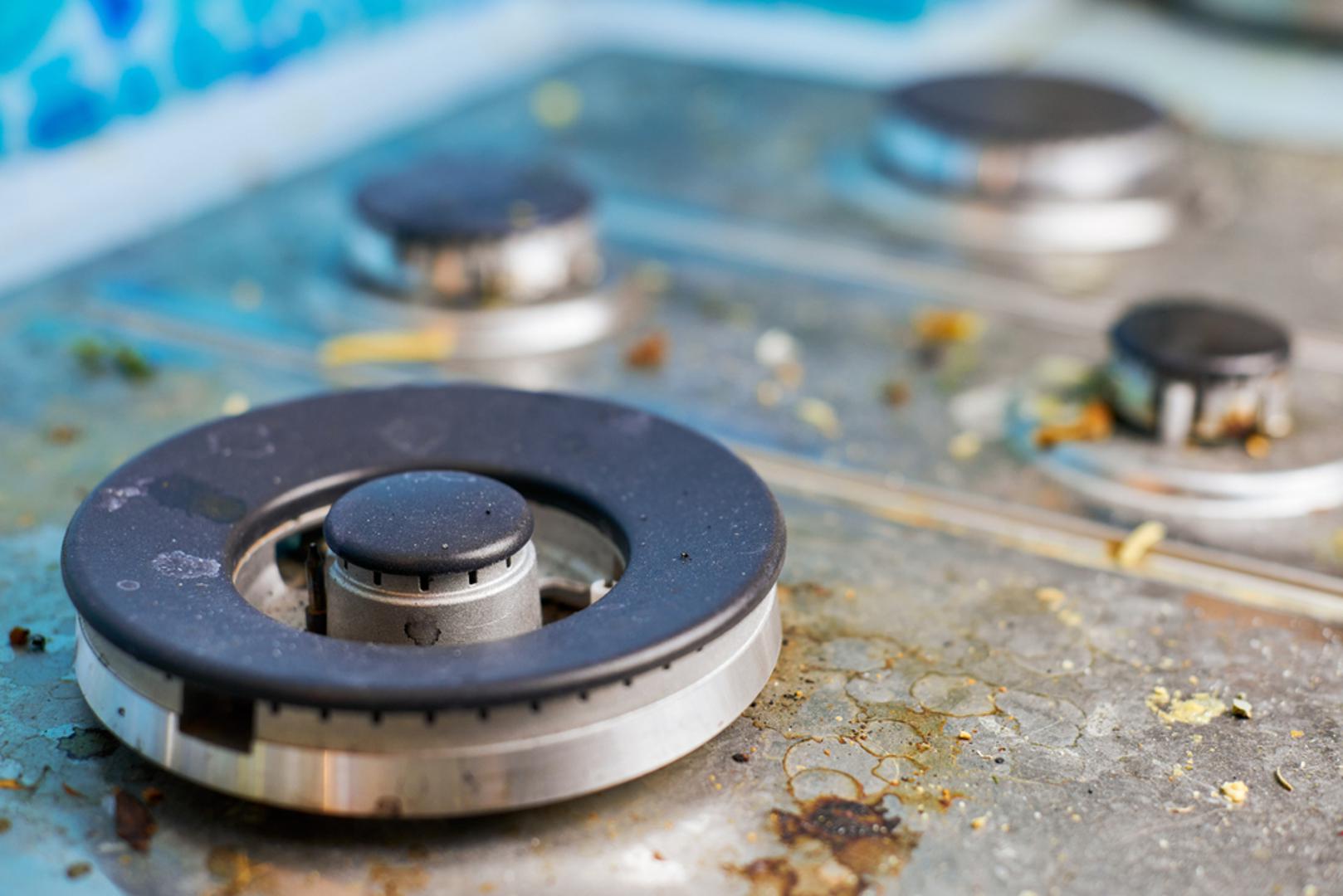 Masnoća i mrvice u kuhinji: U kuhinji obratite pozornost na nakupine masnoće na ormarićima, ljepljiva mjesta na radnim površinama ili mrvice u kutovima. Iako kuhinja može na prvi pogled izgledati čisto, nakupljena prljavština na često dodirivanim područjima, poput ručki ormarića ili površina uređaja otkriva potrebu za dubljim i redovitijim čišćenjem.