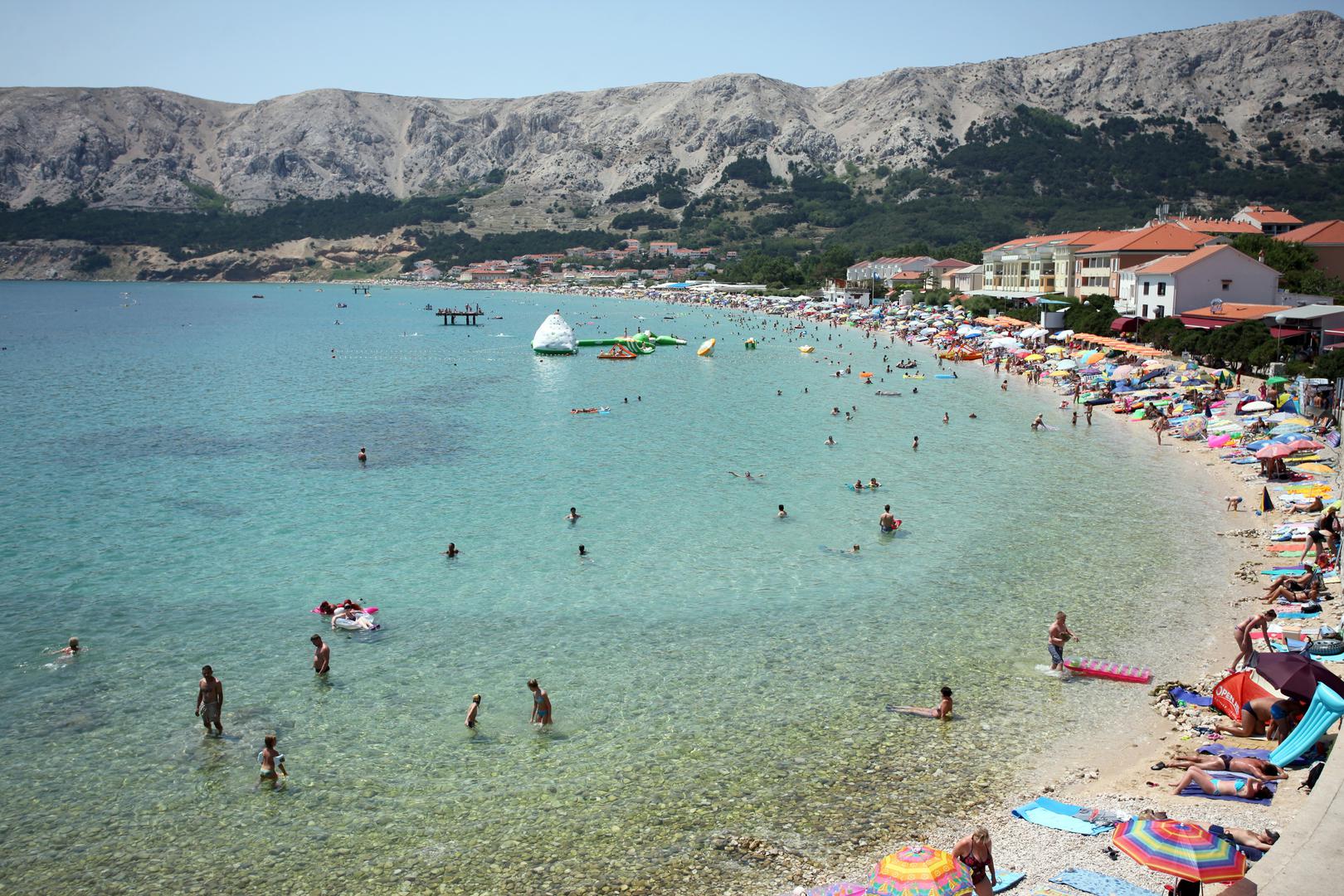 Vela plaža (Baška, otok Krk) – Vela plaža u Baškoj na otoku Krku šljunčana je i pješčana plaža dužine 1800 metara. U ritmu glazbe iz atraktivnih barova na plaži i brojne sportske sadržaje, dan odmora prođe uvijek prebrzo. Vela plaža odlično je opremljena i prepuna sadržaja, a preporučuje se za mlade ljude, parove, obitelji s djecom, zabavu i sport.