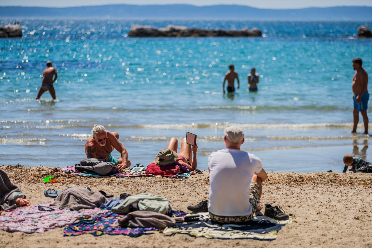 Split: Sunčani dan na plaži Firule