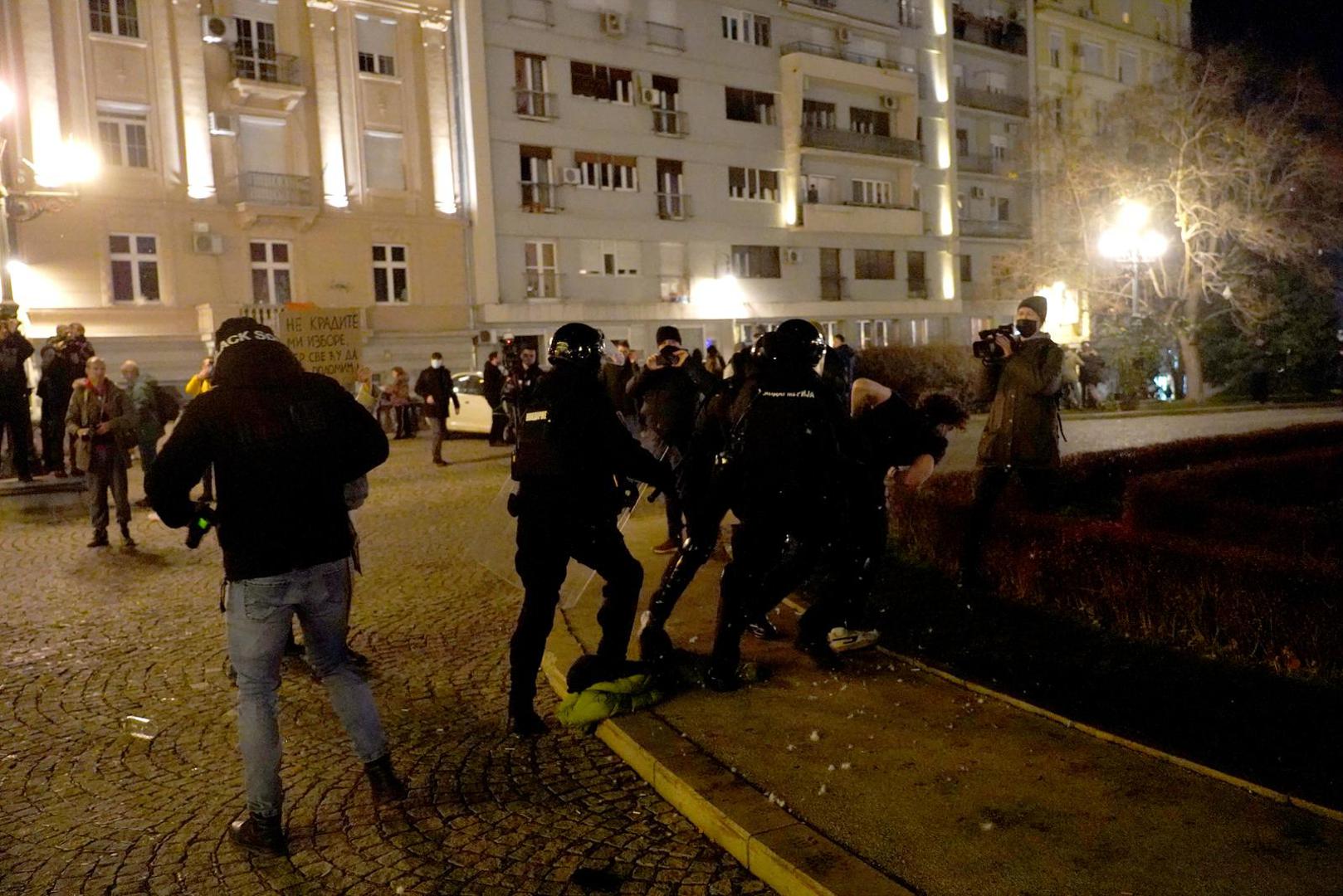 Nekoliko stotina pripadnika interventne brigade policije i žandarmerije, opremljenih za razbijanje demonstracija, rastjeralo je prosvjednike ispred Skupštine Beograda.