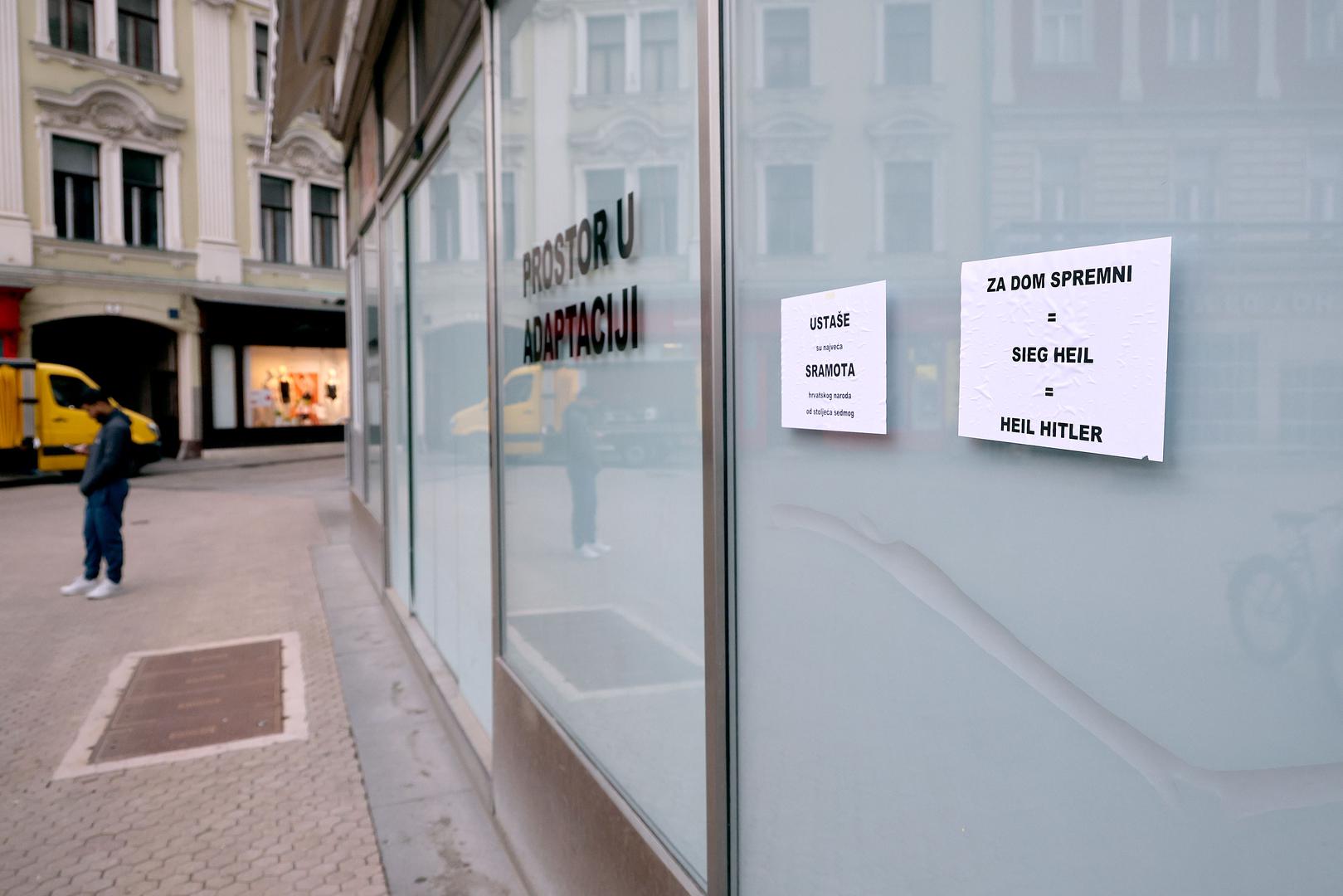 U samom centru Zagreba, na Trgu bana Jelačića, pojavili su se isprintani papiri s političkim porukama koji su privukli pozornost prolaznika.