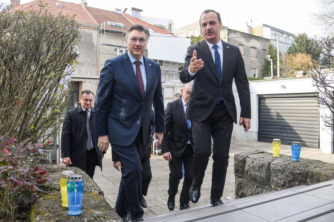 Plenković zapalio svijeće za žrtve rata u Ukrajini