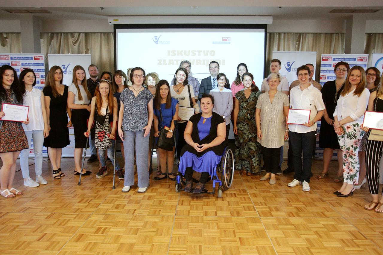 Pobjednici prošlogodišnjeg natječaja s predstavnicima tvrtki u kojima su odradili praksu