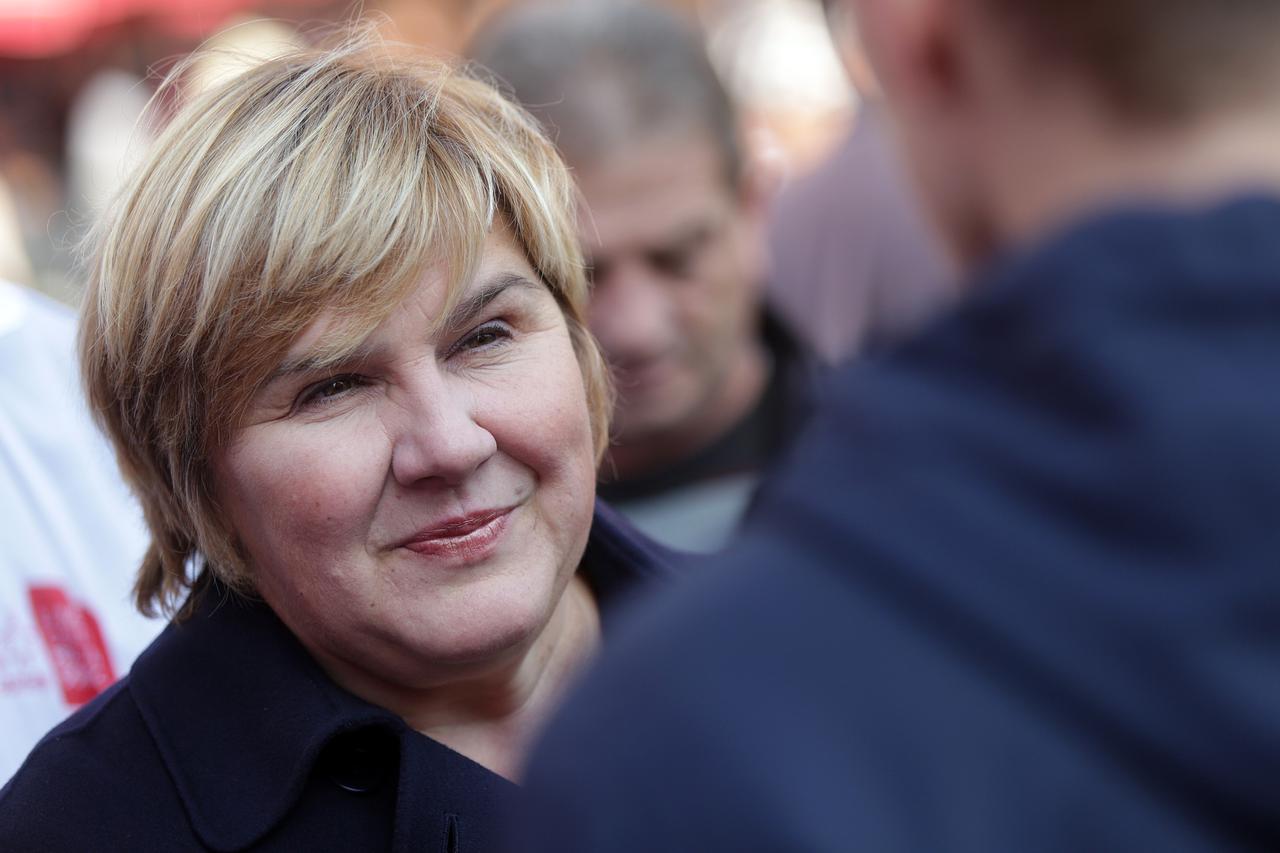 31.10.2015., Zagreb - Zeljka Markic druzila se s gradjanima na Trgu bana Josipa Jelacica kod standa U ime obitelji. Najmladjima su podjelili balone. Photo: Borna Filic/PIXSELL