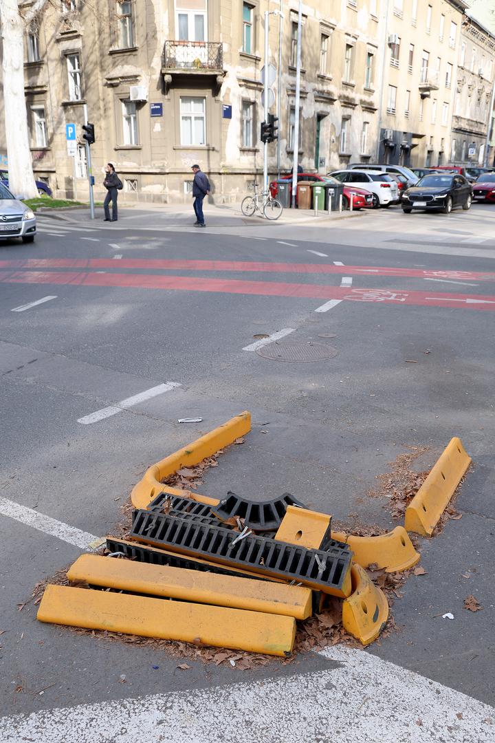 Barijere su u međuvremenu uništene, a njihovi ostaci i dalje se nalaze uz cestu. 