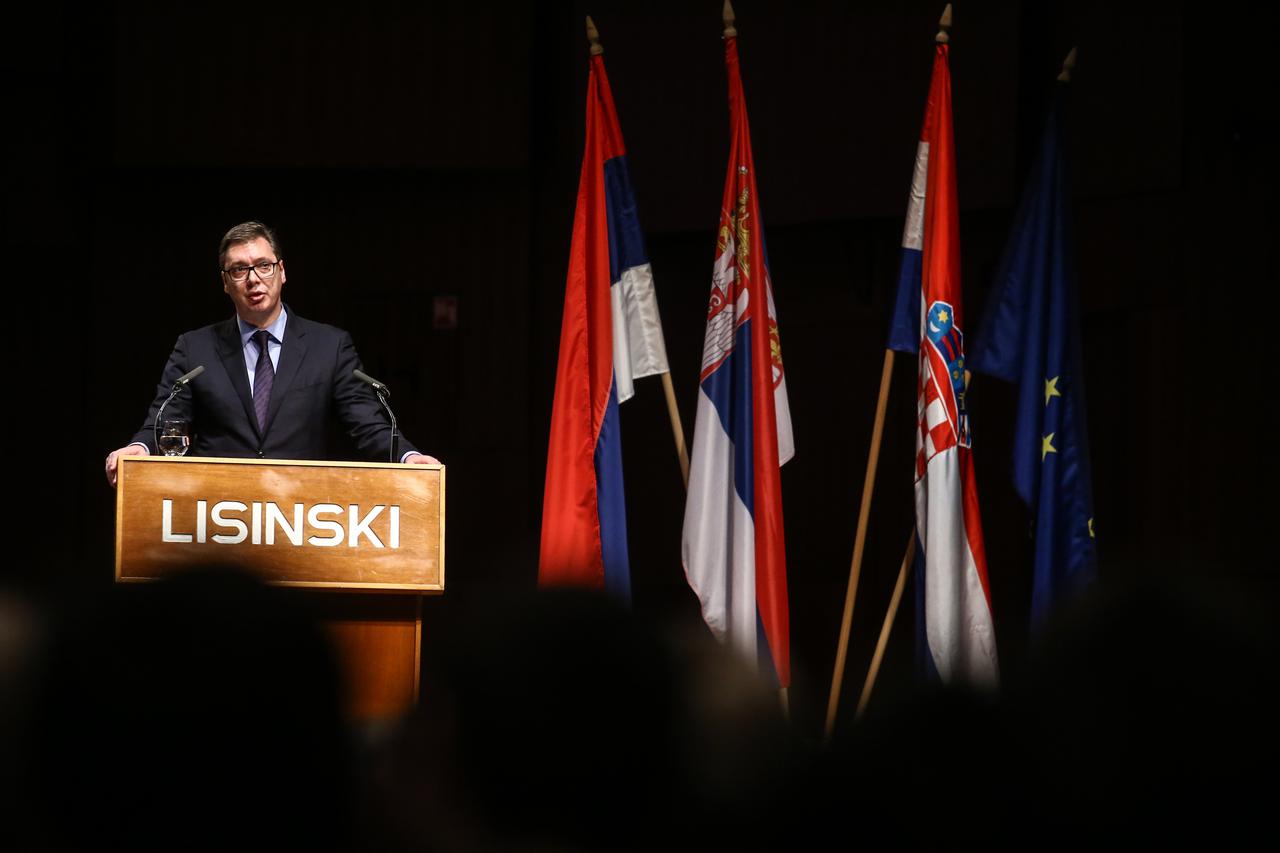 Kolinda Grabar-Kitarović i Aleksandar Vučić na Velikoj skupštini SNV-a