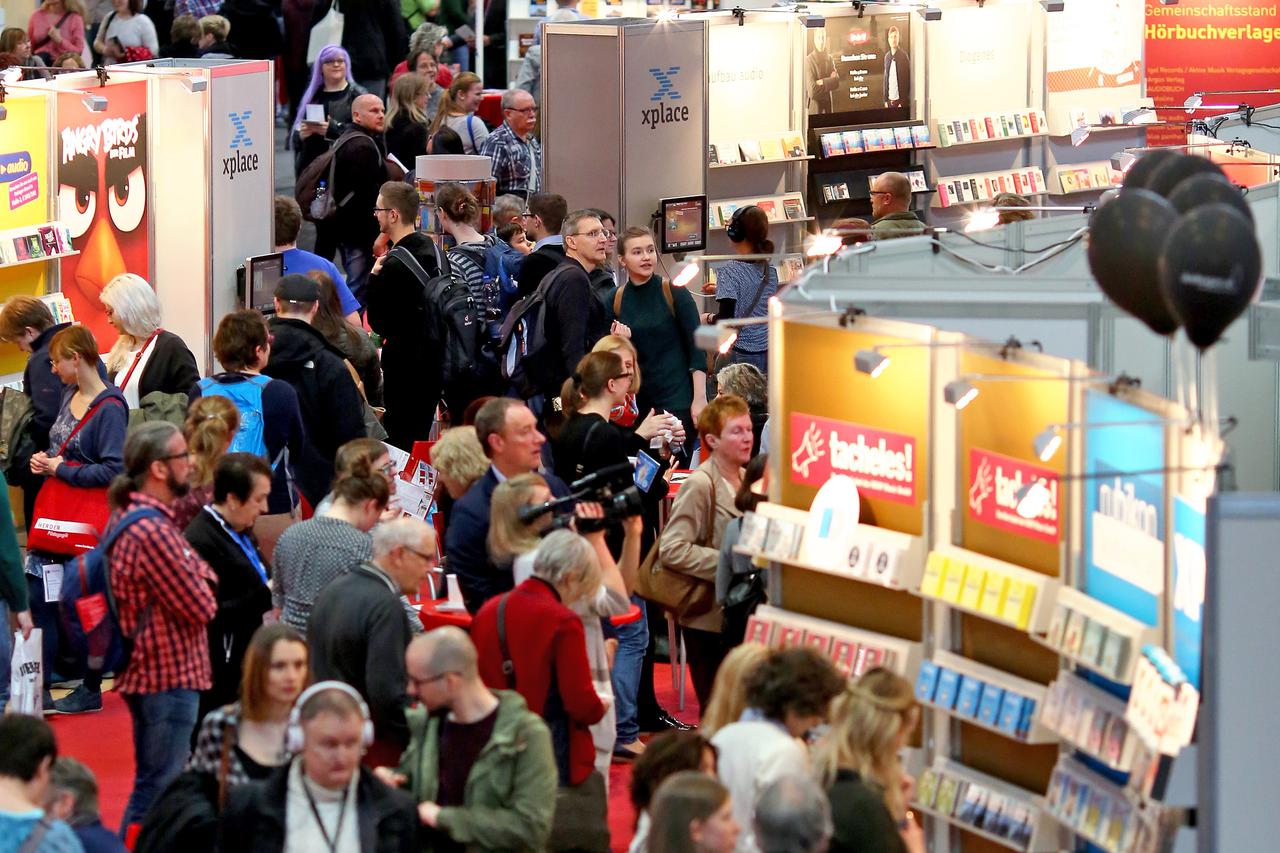 Visitors at the audio book stand at the Leipzig Book Fair in Leipzig, Germany, 19 March 2016. Around 2,000 exhibitors, more than 250,000 visitors and more than 2,500 journalists are expected at the fair, which runs until 20 March. PHOTO: JAN WOITAS/dpa/DP