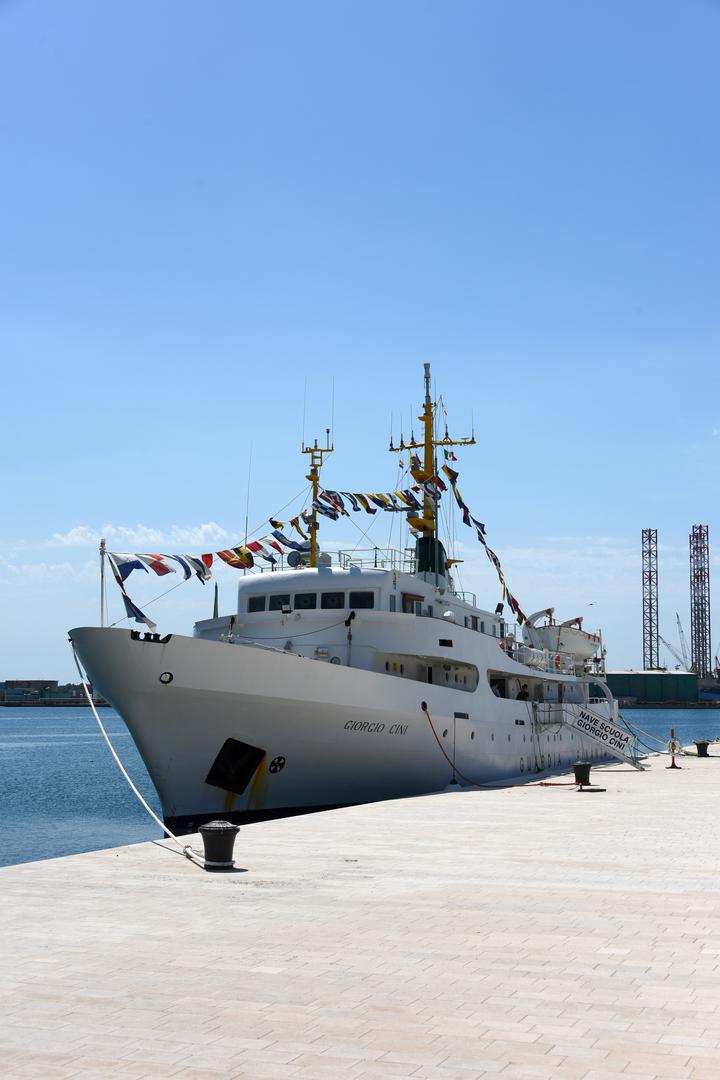 U pulskoj luci ovih je dana usidren školski brod talijanske Guardia di Finanza „Giorgio Cini”, koji je otvoren i za razgledavanje građana.