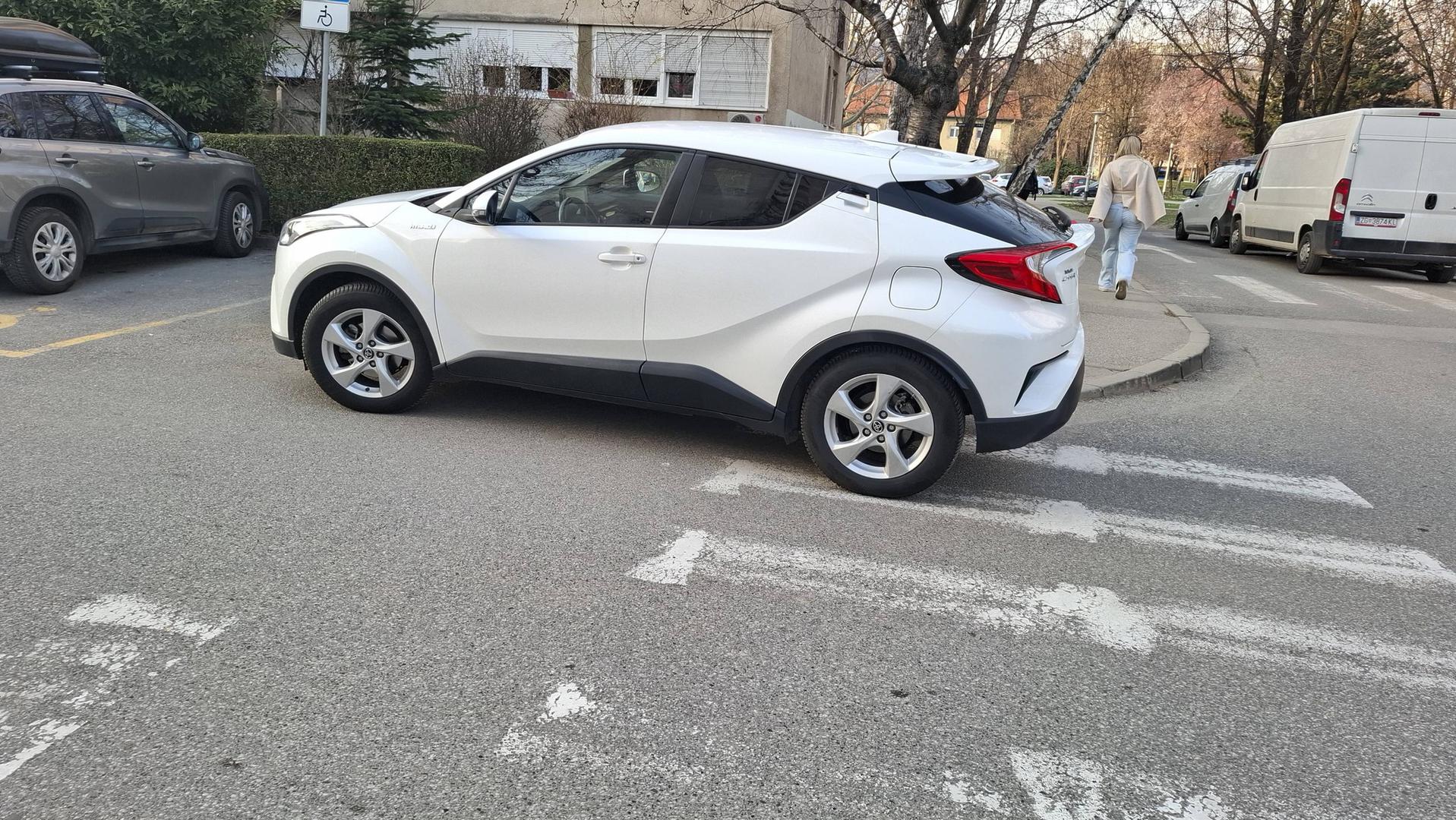 "Jučer je moja mala bila u šetnji s bakom i dedom i samo je potrčala par koraka ispred njih, auto izlazilo sa parkinga, a neki paketnjaković je parkirao na zebri i normalno da vozač ne vidi jasno pješake", piše u jednom od komentara.