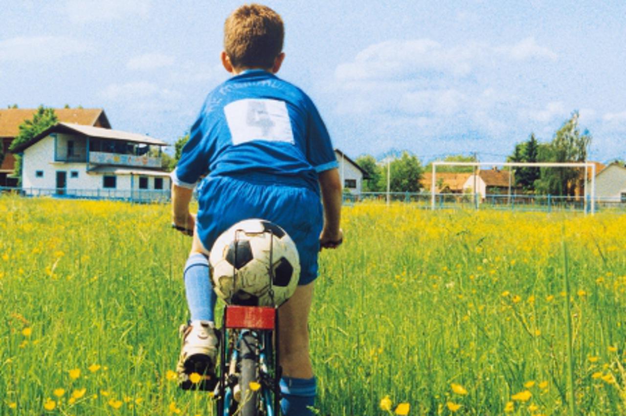 \'VARAZDIN / MEDJIMURJE Fotografiju Ivana Goricanca iz Murskog Sredisca UEFA je proglasila trecom najboljom sportskom fotkom u natjecaju kojim se promicalo ukljucivanje mladih u nogomet. Snimljena je 