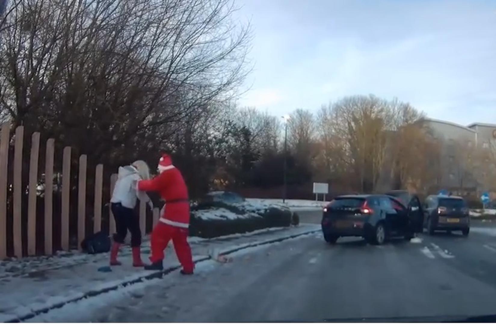 Nitko nije očekivao da će iz automobila izaći – ni manje ni više nego – Djed Božićnjak.